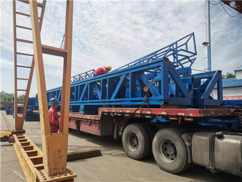 發(fā)往四川工地的蓋梁鋼模板配件裝車(chē)完畢