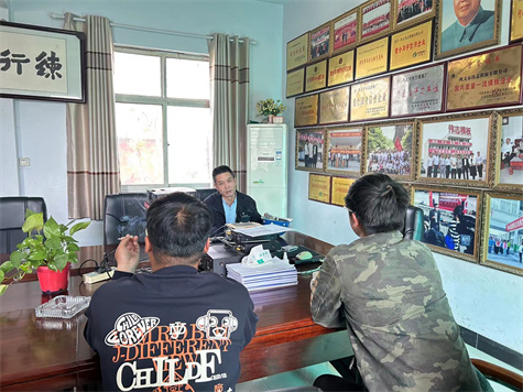 濟(jì)新項(xiàng)目部經(jīng)理到河南偉志模板察看鋼模板加工進(jìn)度